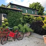 Danny Minnies Country House